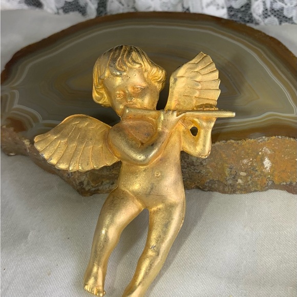 VINTAGE GOLD ANTIQUED ANGEL PENDANT/ BROOCH WITH FLUTE IN HAND - Picture 4 of 4